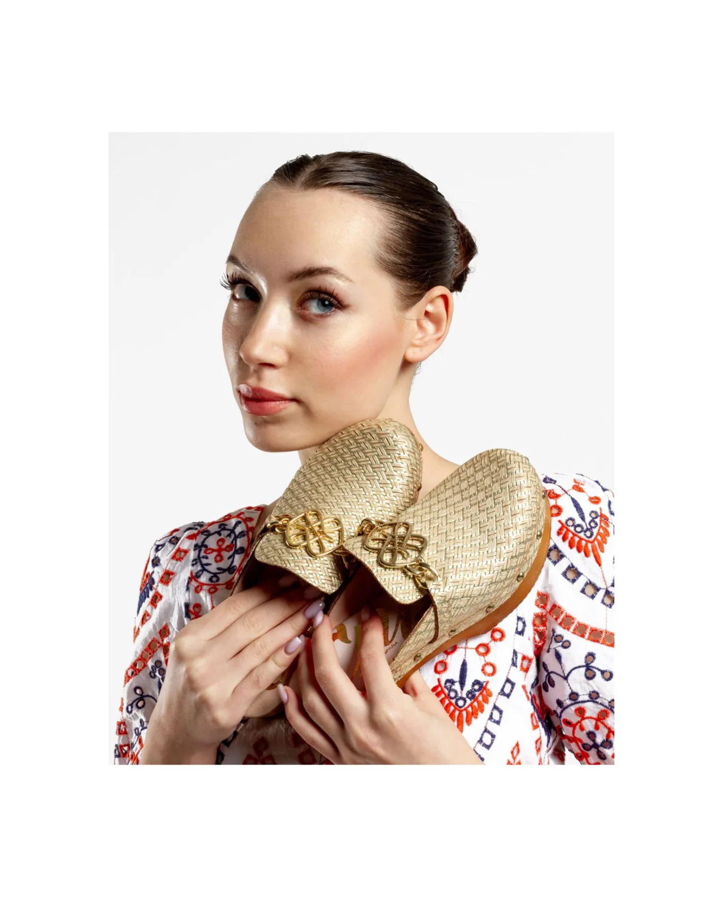 Cuplé Zueco Adorno Dorado^Mujer Zuecos